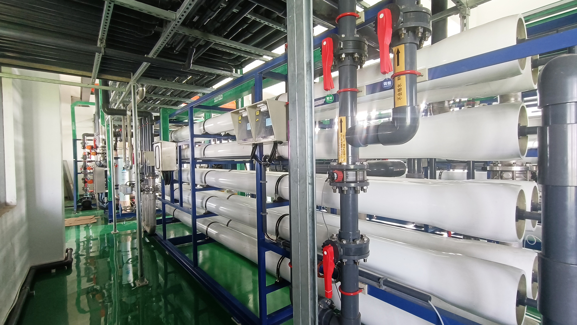 磷酸鐵鋰電池廢水處理設(shè)備中的斜板斜管沉淀池特點