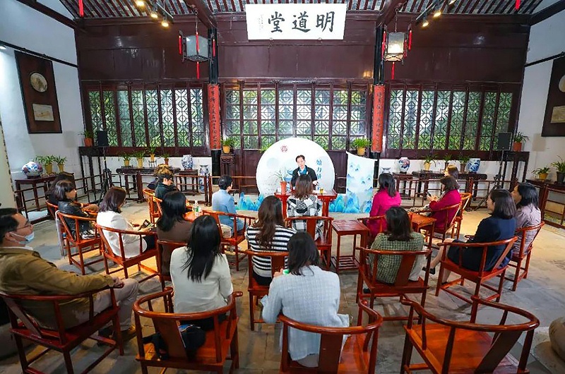 蘇州工業園區婦工委副主席何嘉茜、園區各街道婦聯主席及園區女企業家公益聯盟成員合影